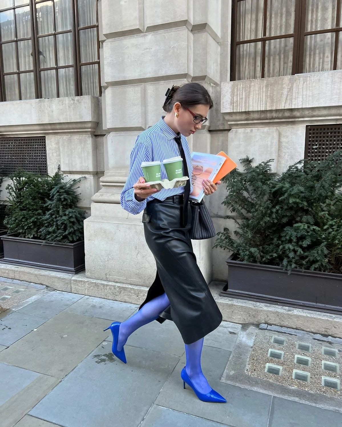 Theo Vogue, trang phục màu sắc ấn tượng gồm xanh lá non, xanh dương, đỏ cà chua, hồng fuchsia là xu hướng hot của thời trang công sở. Các nhà thiết kế cho rằng màu nổi đem lại cảm giác vui vẻ, hứng thú cho môi trường làm việc đang có nhiều sức ép hiện nay.