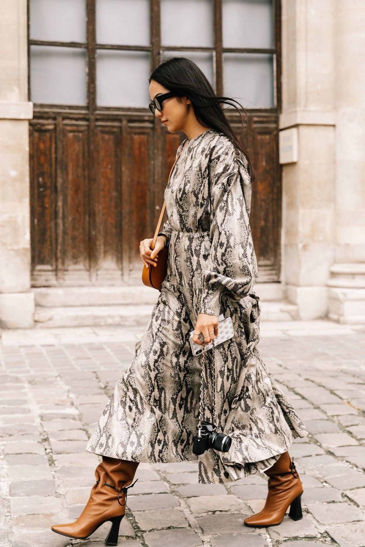 Váy áo họa tiết da động vật, như da rắn, hổ, báo, ngựa vằn, bò sữa không chỉ được thể hiện trên quần áo mà còn ở túi xách, giày dép.