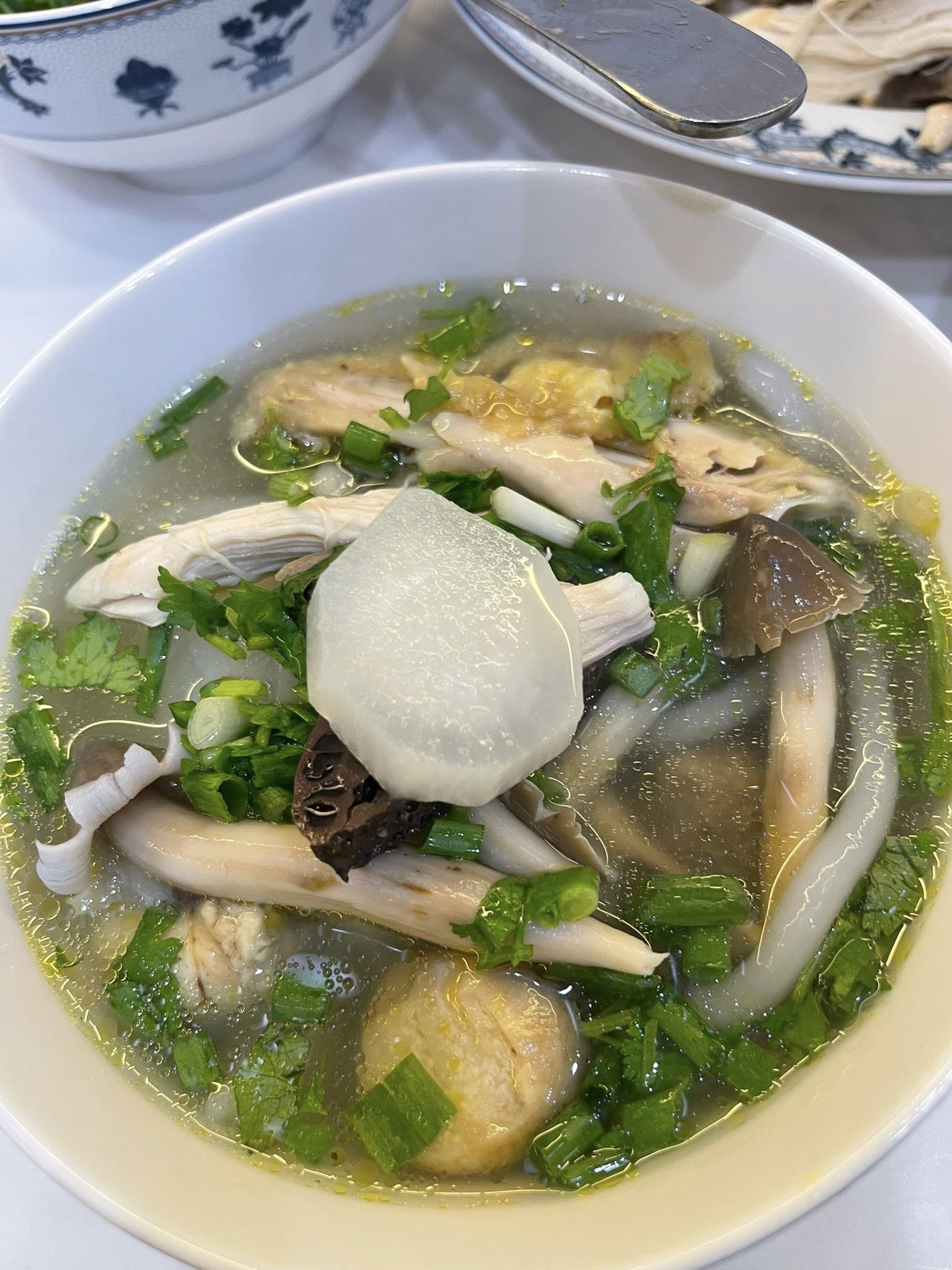 Nấm mối có vị ngọt thơm tự nhiên, ăn giòn mát. Ảnh: Selena Nguyễn