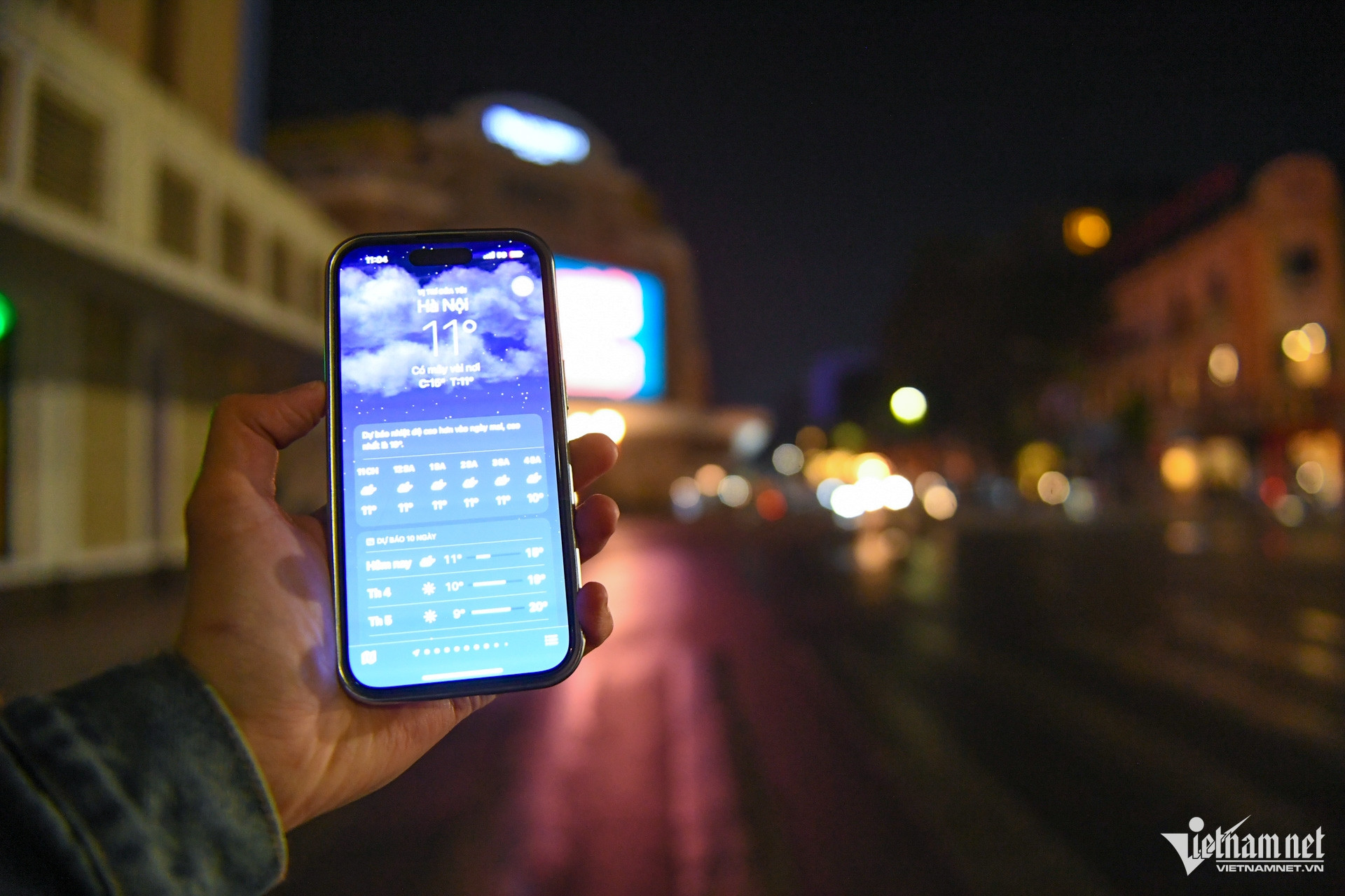 Lúc 23h, nhiệt độ tại Hà Nội giảm sâu còn 11 độ C. Khu vực quanh hồ Hoàn Kiếm vắng vẻ khác thường.