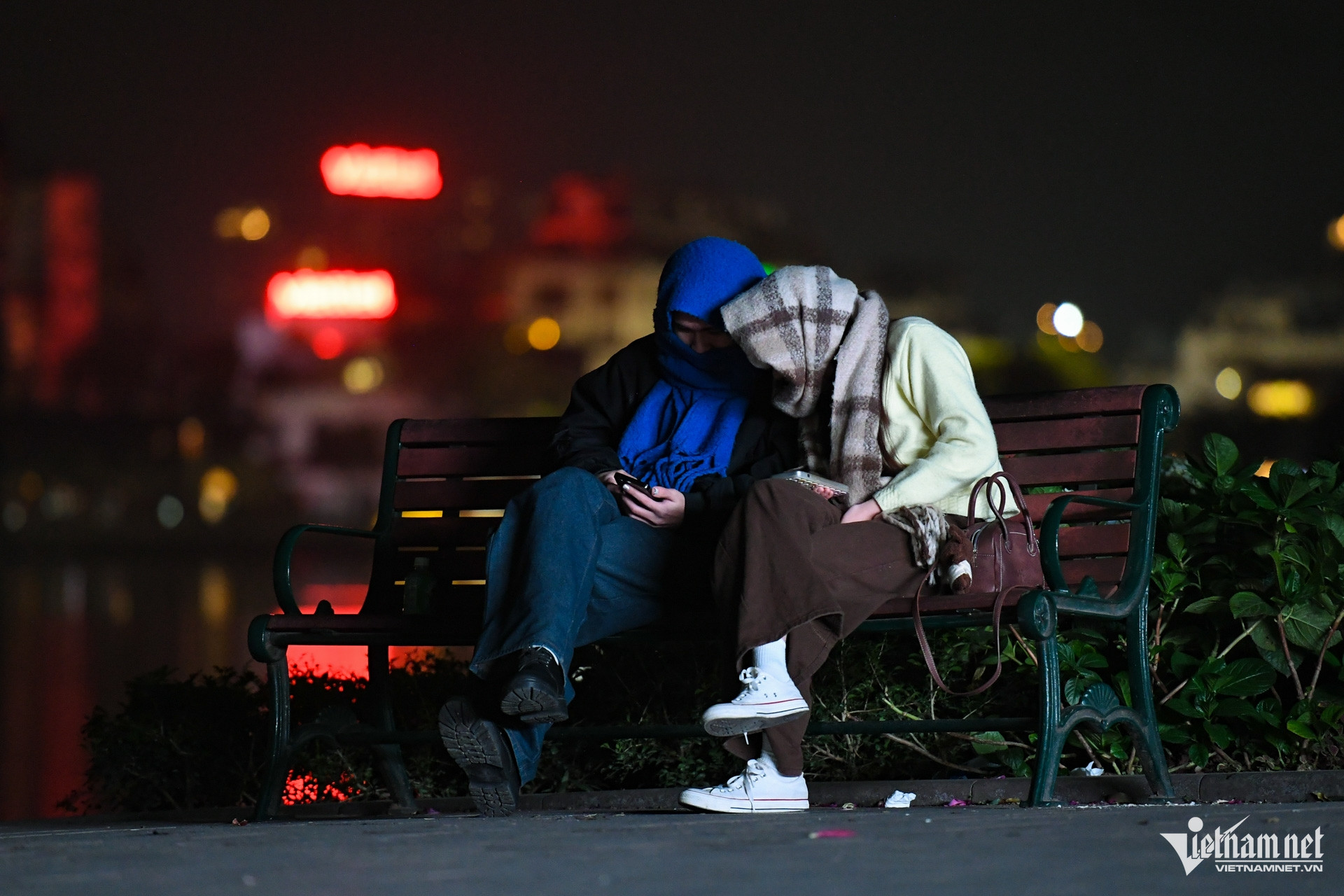 Ở các ghế đá ven hồ, một số cặp đôi bất chấp giá lạnh ngồi tâm sự đến tận khuya. 