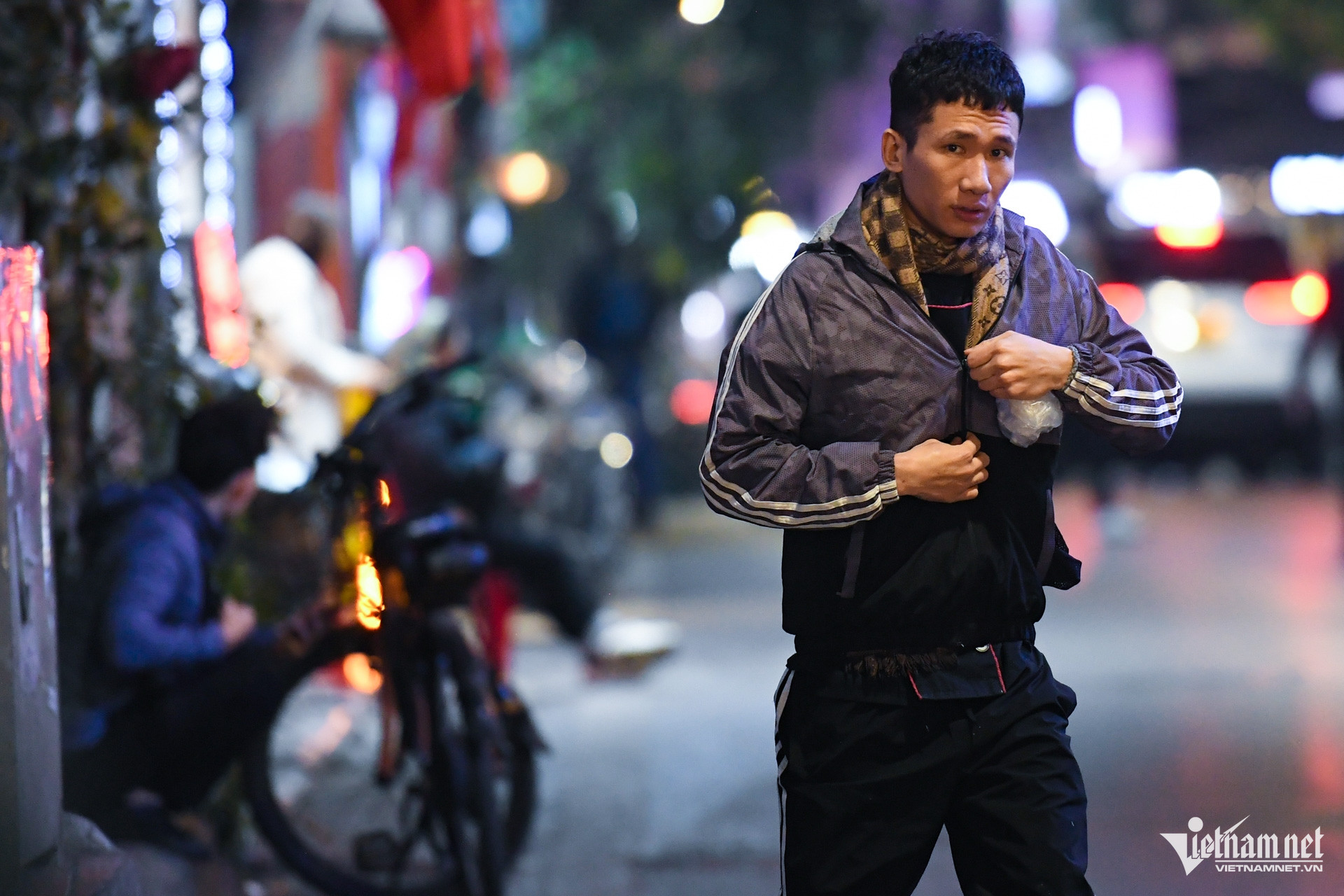 Một người đàn ông vừa đứng dậy đã phải kéo vội khóa áo để đối chọi với những cơn gió lạnh buốt.