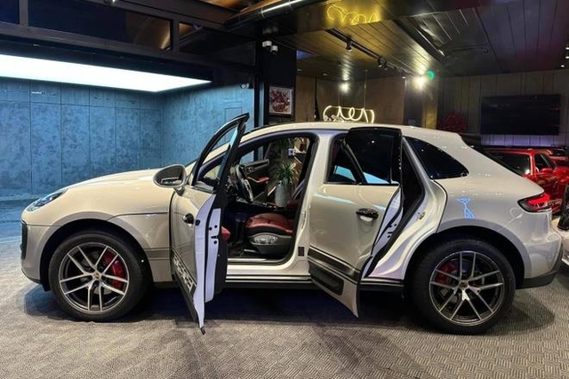 Ở tuổi 28, Văn Thanh đã sở hữu khối tài sản khiến nhiều người ngưỡng mộ. Năm 2023, Văn Thanh cũng tậu chiếc xế hộp Porsche Macan, dòng SUV cỡ nhỏ bán chạy nhất của thương hiệu xe sang đến từ Đức trong nhiều năm qua. Chiếc xe của hậu vệ quê Hải Dương có giá tới gần 5 tỉ.