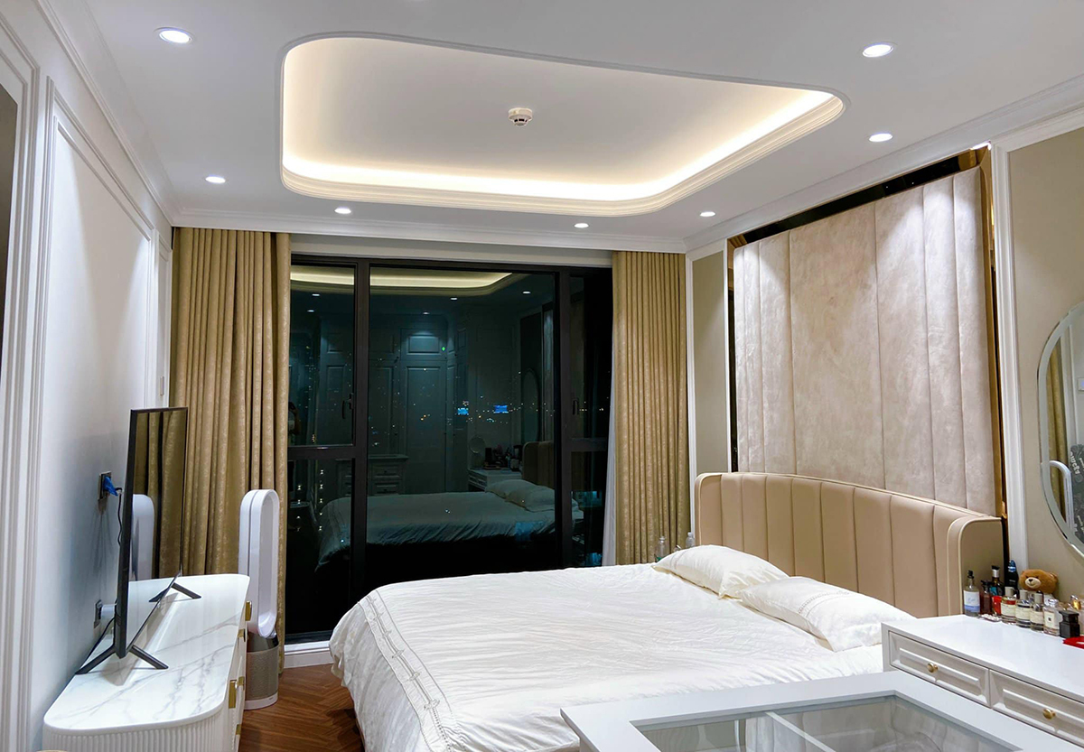 Căn hộ của Văn Thanh có 2 phòng ngủ. Phòng ngủ sáng, được bài trí đơn giản nhưng sang trọng để gia chủ luôn có cảm giác thư thái khi nghỉ ngơi. Ảnh: FBNV