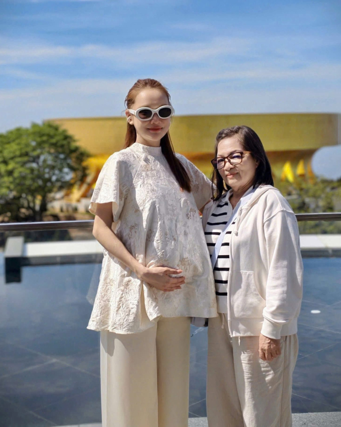 Cô thân thiện chụp hình cùng người hâm mộ.