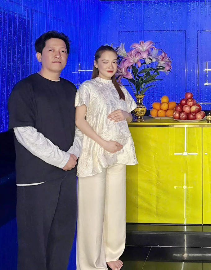 Nhã Phương bế bụng bầu cùng ông xã đi lễ ở núi Bà Đen, Tây Ninh.