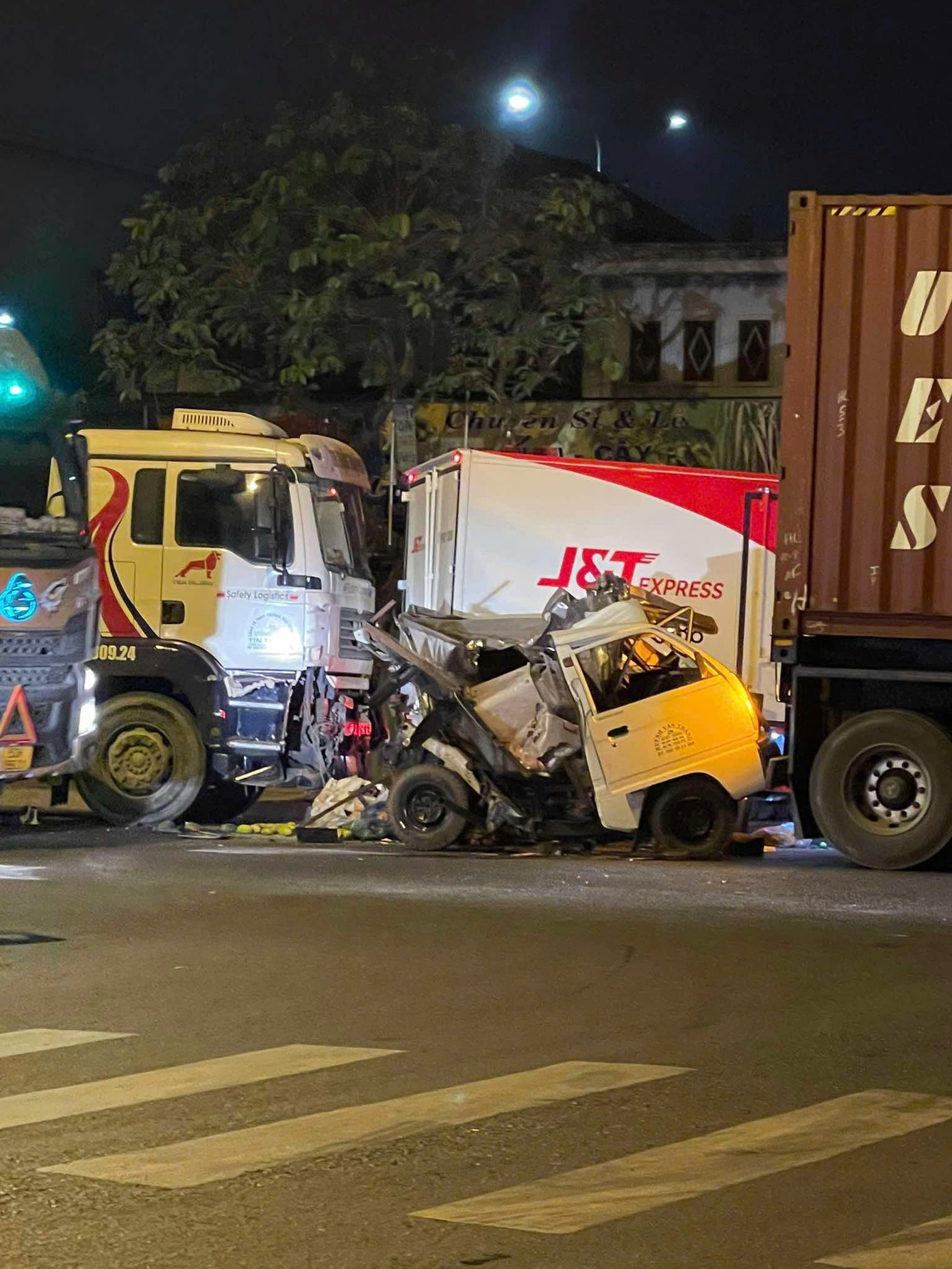 4 ô tô va chạm liên hoàn ở TPHCM, một người bị thương - 1