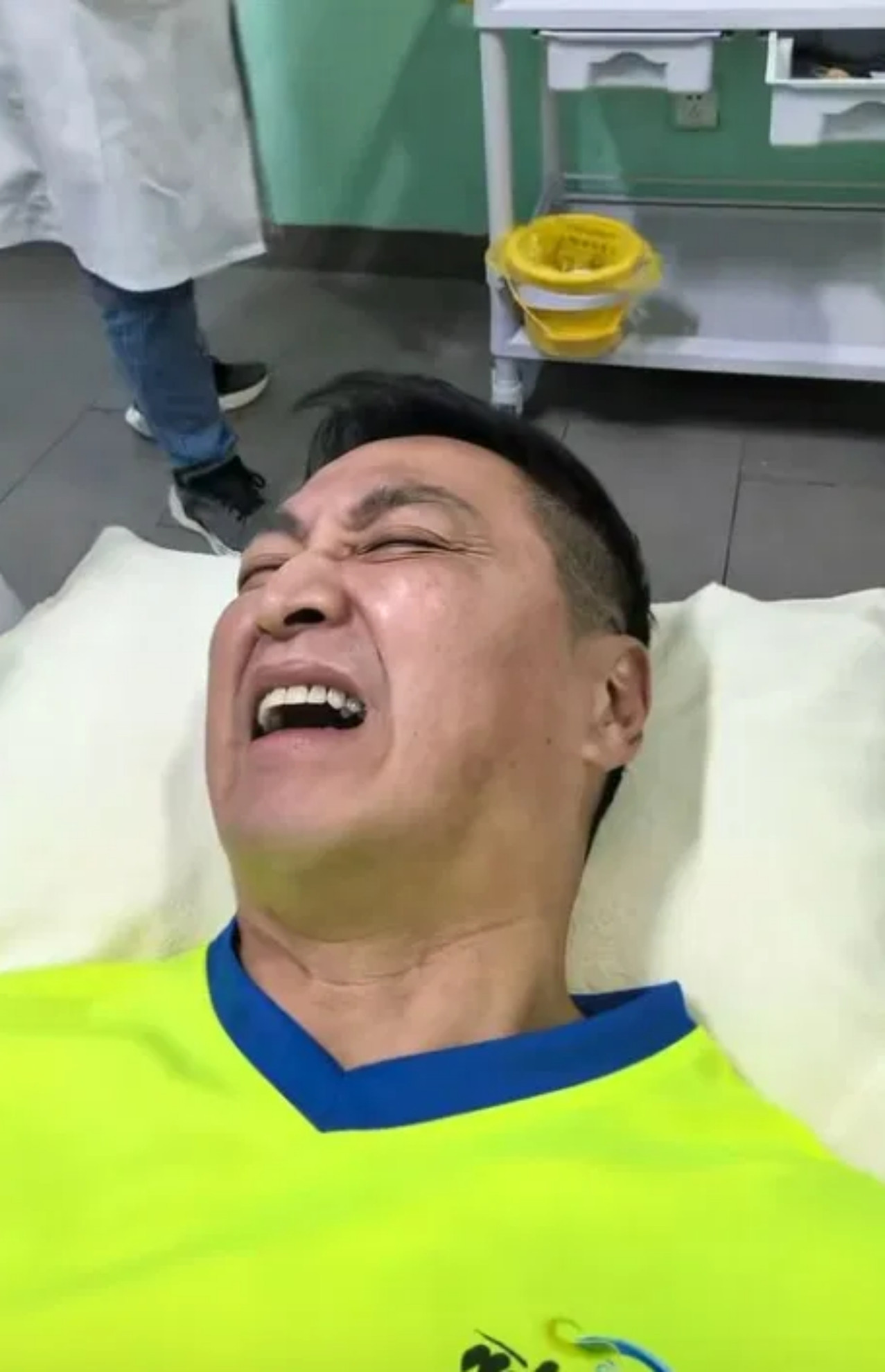 Diễn viên Hà Gia Kính nhập viện thăm khám. Anh biểu cảm đau đớn khi bác sĩ tiêm thuốc. 