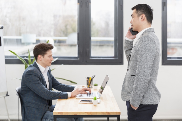 Trong môi trường làm việc, EQ không nằm ở những lời nói hoa mỹ, mà thể hiện rõ nhất ở những tình huống nhỏ. Ảnh minh họa