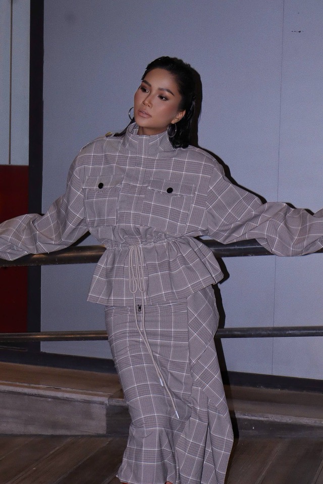 Cô còn được nhiều NTK săn đón và chọn làm vedette trong nhiều sàn diễn thời trang lớn tại Việt Nam.