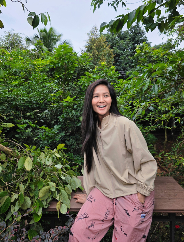 Dù là một hoa hậu, một người đẹp lọt top 5 Miss Universe nhưng khi trở về đời thường, HHen Niê vẫn giữ nguyên nét giản dị của mình.
