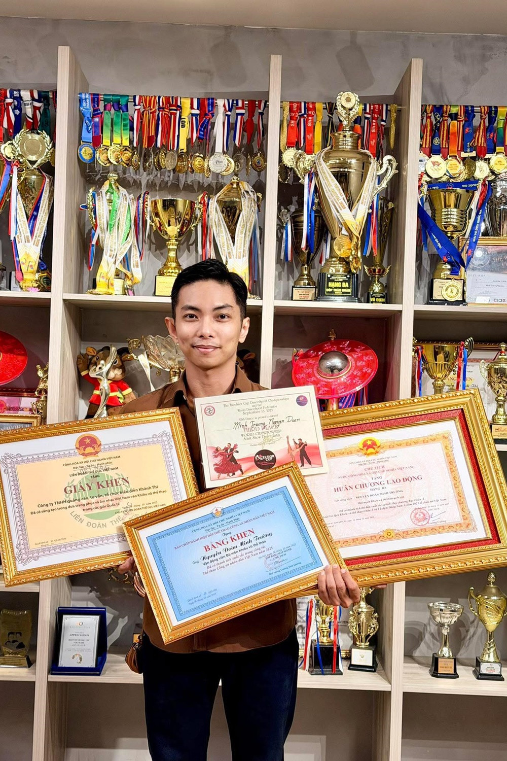 Phan Hiển giành nhiều thành tích trong sự nghiệp.