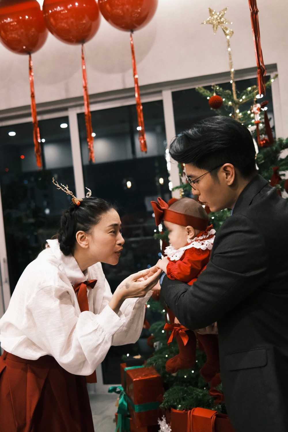 Vợ chồng Ngô Thanh Vân và Huy Trần bên con gái.