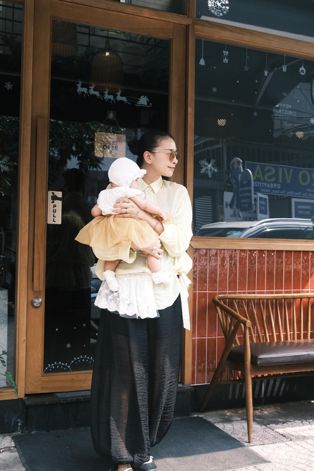 Ngô Thanh Vân bên con gái.