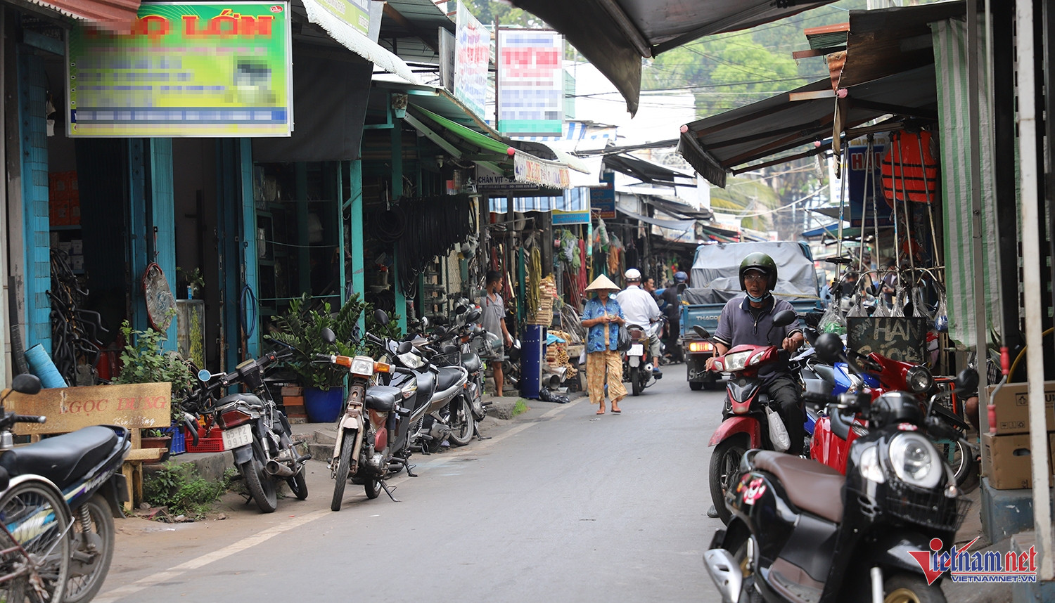 Chủ cơ sở kinh doanh, khách hàng vô tư đậu xe dưới lòng đường gây mất an toàn giao thông. Ảnh: T.T