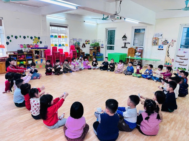 Giáo viên mầm non là một trong những nhóm đối tượng được xác định hưởng phụ cấp ưu đãi nghề theo các nghị quyết mới.