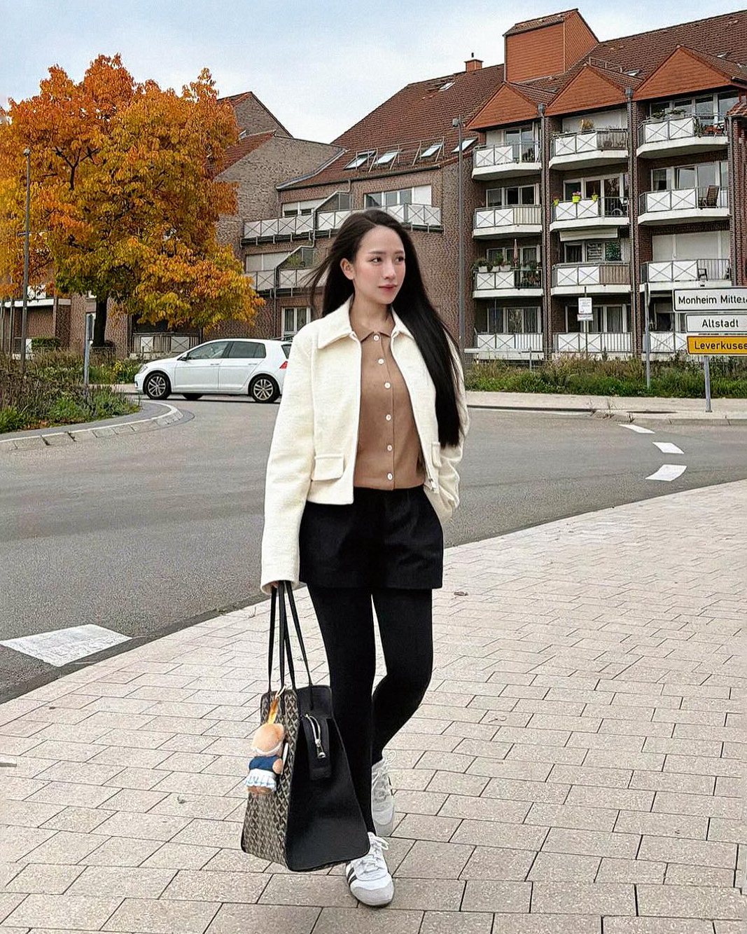 Mỹ nhân bốn con khoe dáng mảnh dẻ như chưa từng sinh nở qua loạt trang phục ấm áp, mang hơi hướng tiểu thư.