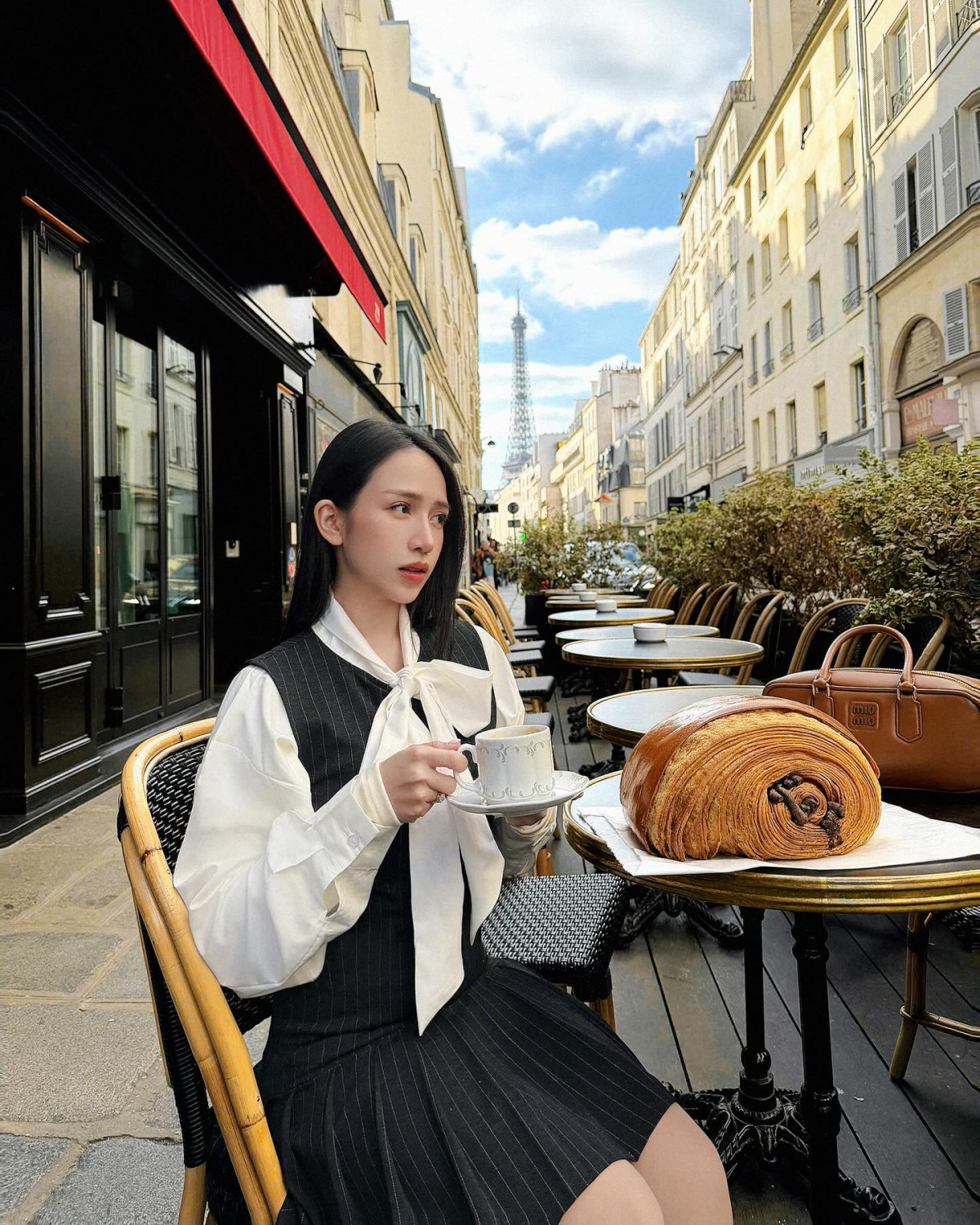 Mỗi chuyến đi, Joyce Phạm đều chuẩn bị trang phục công phu. Cô thay hàng loạt đồ mới, hầu như không trùng lặp khi lên hình.