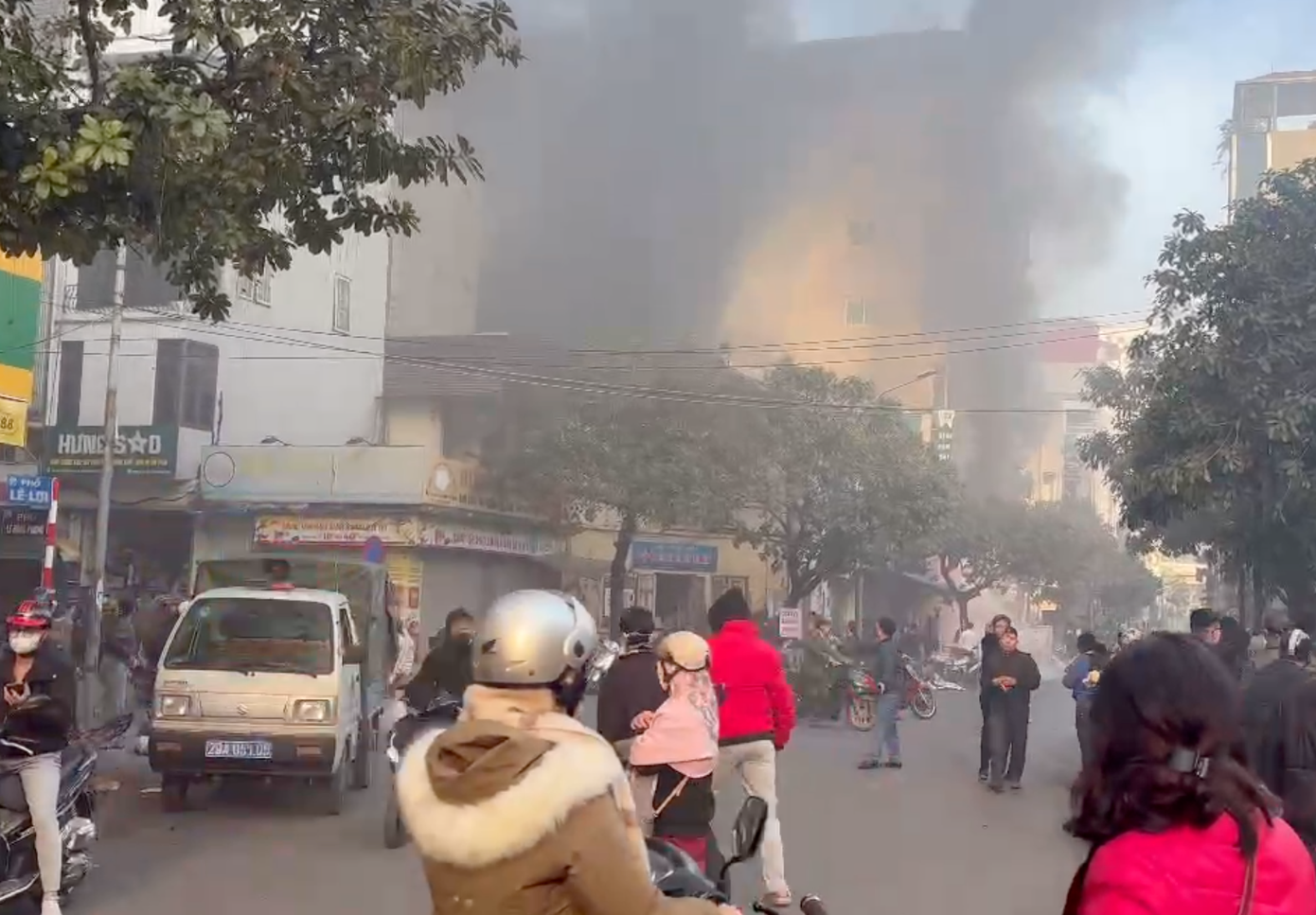 Hà Nội: Nhà cao tầng trên phố Lê Lợi cháy ngùn ngụt, có người mắc kẹt, có người nhảy từ tầng cao xuống mái nhà bên cạnh - 2