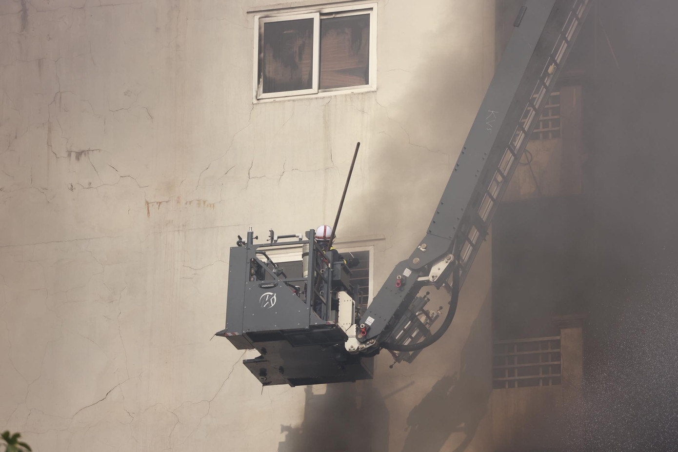 Lực lượng chức năng khẩn trương chữa cháy, cứu nạn. Ảnh: Như Ý