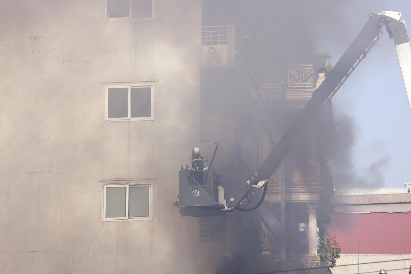 Hà Nội: Nhà cao tầng trên phố Lê Lợi cháy ngùn ngụt, có người mắc kẹt, có người nhảy từ tầng cao xuống mái nhà bên cạnh - 4