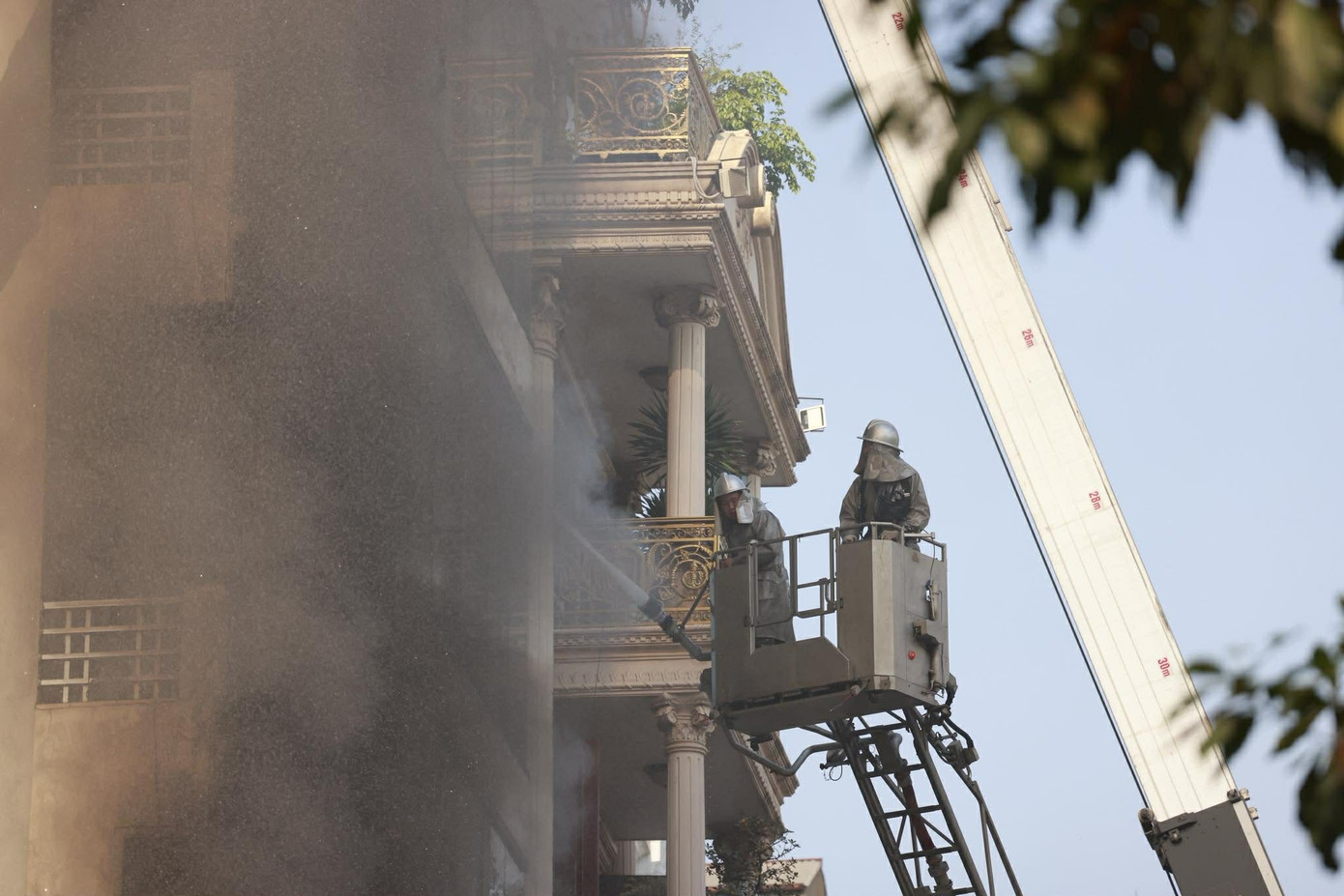 Hà Nội: Nhà cao tầng trên phố Lê Lợi cháy ngùn ngụt, có người mắc kẹt, có người nhảy từ tầng cao xuống mái nhà bên cạnh - 5