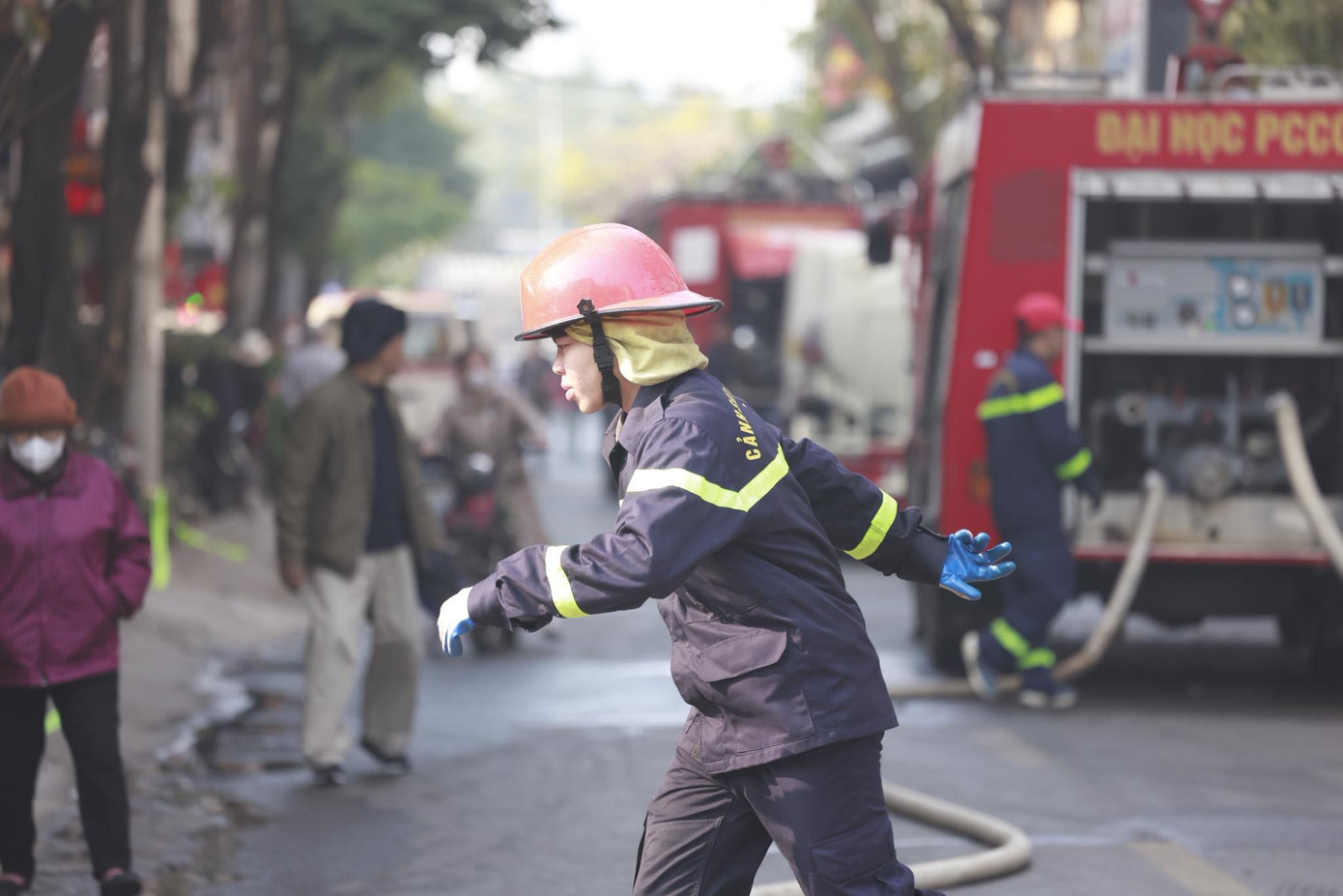 Hà Nội: Nhà cao tầng trên phố Lê Lợi cháy ngùn ngụt, có người mắc kẹt, có người nhảy từ tầng cao xuống mái nhà bên cạnh - 6