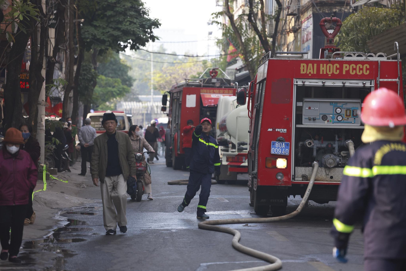 Hà Nội: Nhà cao tầng trên phố Lê Lợi cháy ngùn ngụt, có người mắc kẹt, có người nhảy từ tầng cao xuống mái nhà bên cạnh - 7