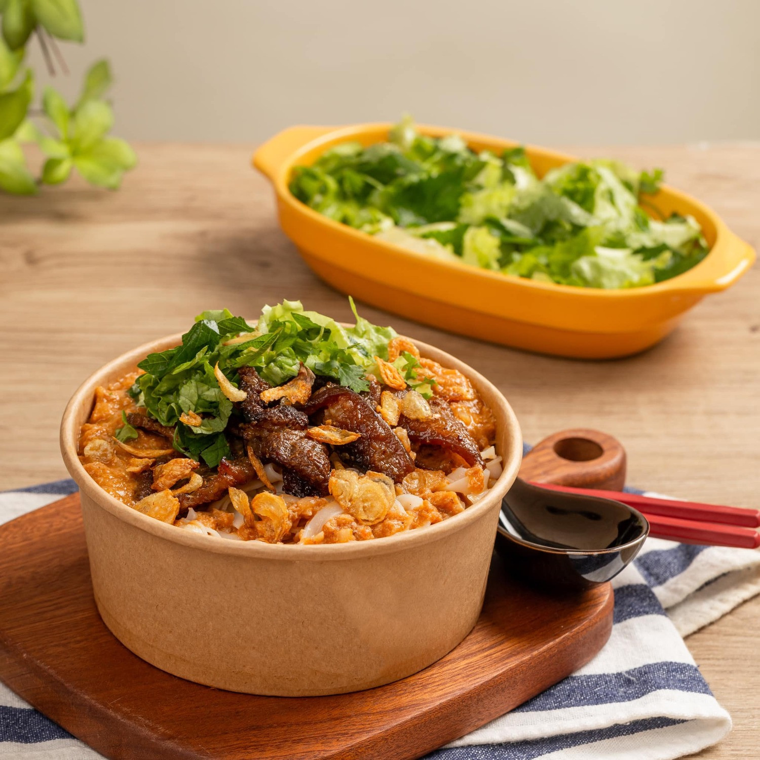 Mì màu là món ăn gắn bó với tuổi thơ nhiều người con Bắc Giang cũ. Ảnh: Hạ Vy