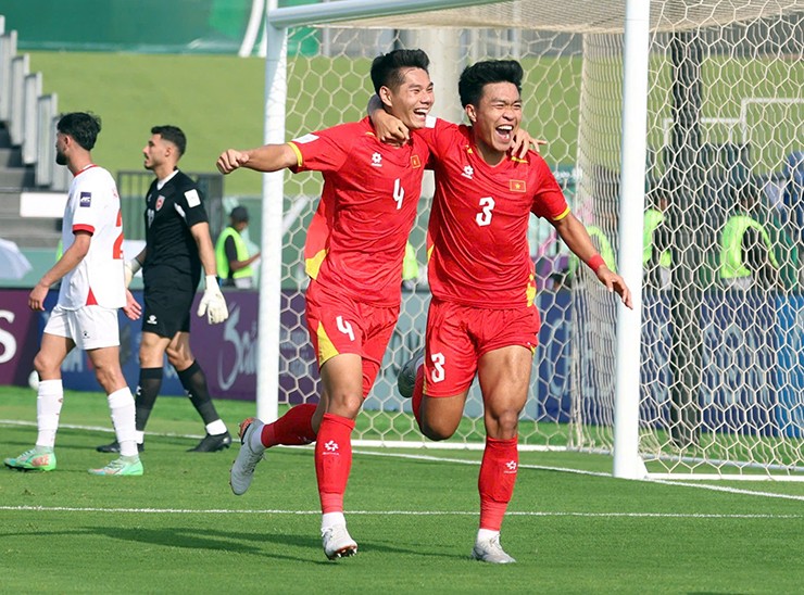 Hiểu Minh lập công sau pha dàn xếp đá phạt góc của U23 Việt Nam.