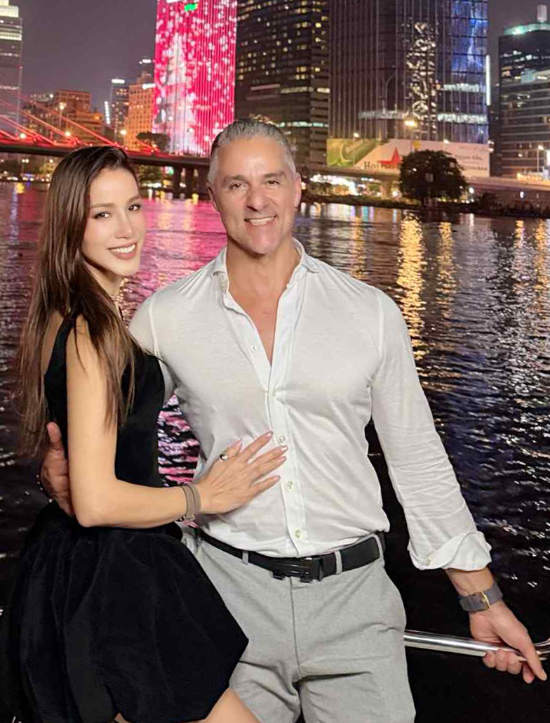 Bảo Trúc và người yêu U60 chụp ảnh với phong cảnh TP HCM về đêm, cuối năm 2025.