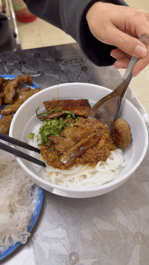 Chị Dung ấn tượng với mì màu ngay lần đầu thưởng thức. Ảnh: Thùy Dung