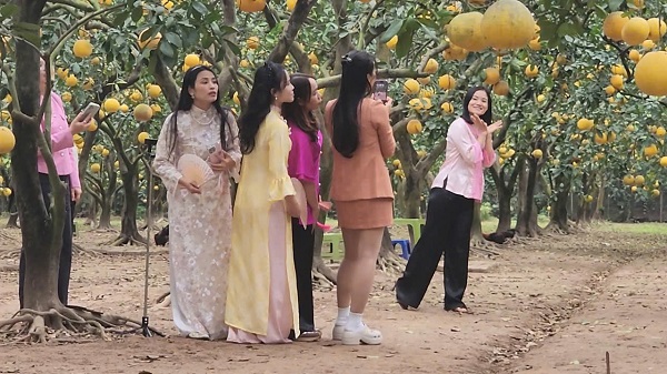 Nhóm bạn trẻ đang vui vẻ, tạo dáng để check - in. Ảnh: Việt Anh.