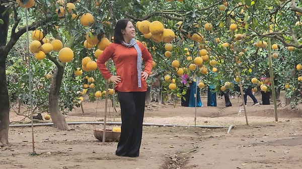 Một phụ nữ đang tạo dáng để sống ảo. Ảnh: Việt Anh.