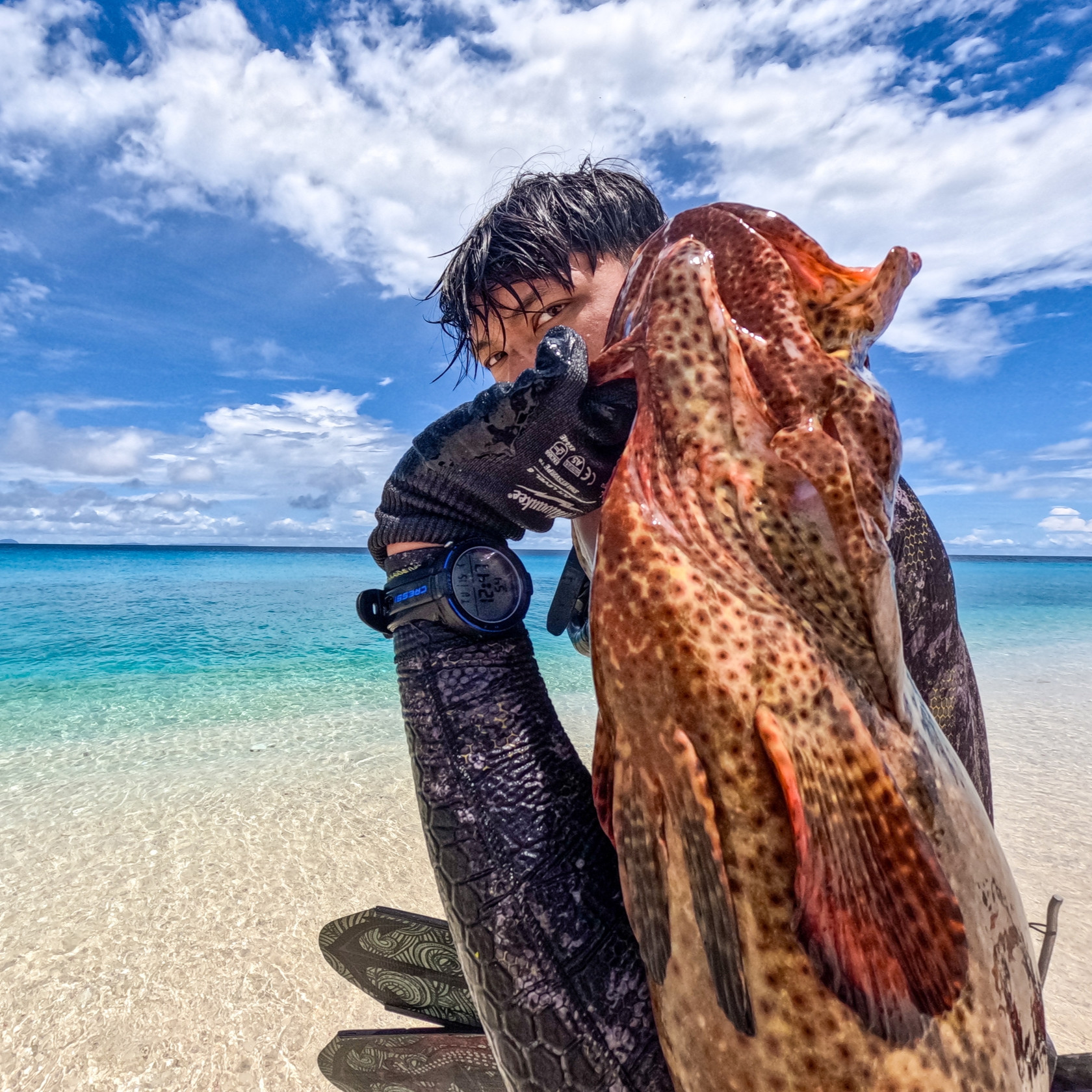 Anh Nguyên Săn Được Những Con Cá Mú Khổng Lồ. Ảnh: Nvcc