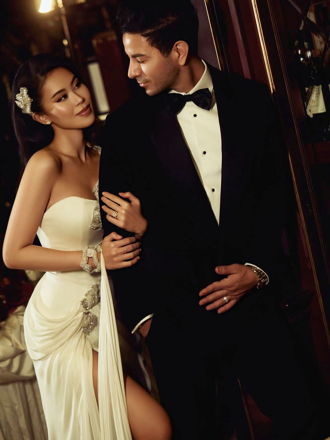 Tiên Nguyễn cho biết vợ chồng cô quẩy quá nhiệt trong đám cưới tại Đà Nẵng hôm 12/12 nên quên chụp hình với trang phục tiếp khách. Mới đây, người đẹp phải cầu cứu stylist Kye Nguyễn để ghi lại những khoảnh khắc kỷ niệm cùng xiêm y này.