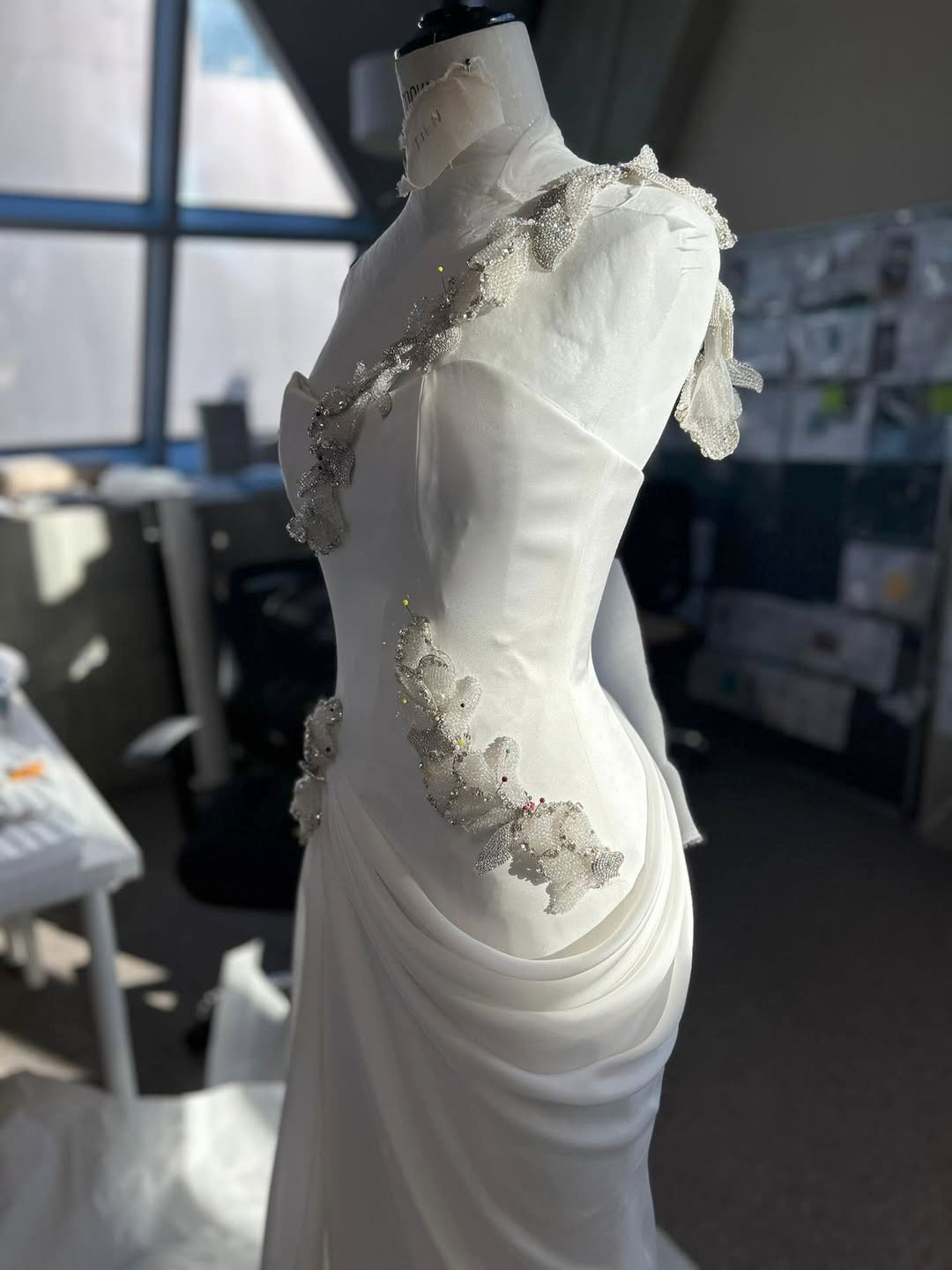 Khả năng bắt sáng của vật liệu trang trí và các nếp draping tỉ mỉ khiến mỗi bước chân cô dâu thêm duyên dáng, nổi bật.