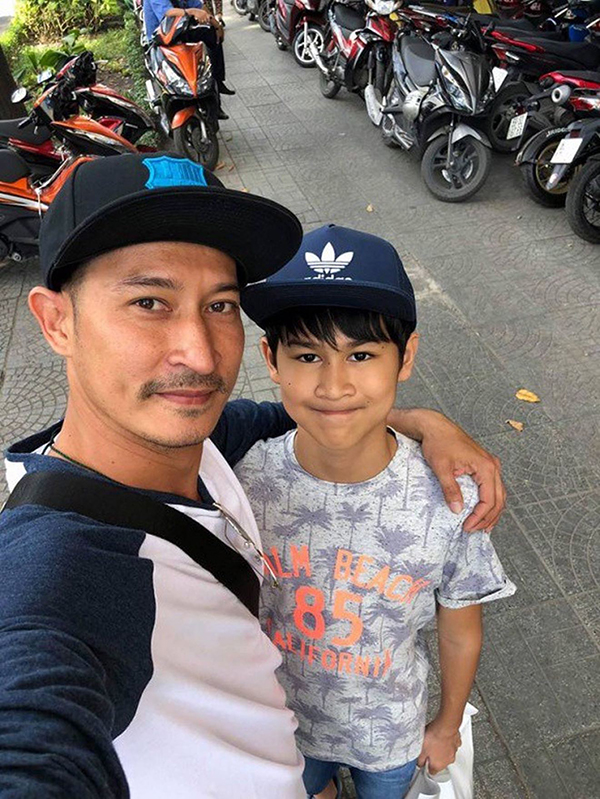 Huy Khánh và con trai (lúc nhỏ).