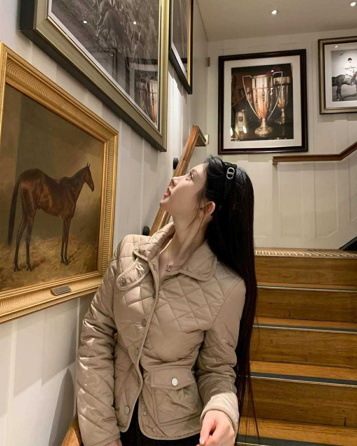 Nếu trước đây áo phao gắn liền với hình ảnh cồng kềnh, thuần giữ ấm, mùa lạnh những năm gần đây, món đồ này đã được tái định nghĩa với một diện mạo hoàn toàn khác: thanh lịch và mang hơi thở tiểu thư tài phiệt. Khởi nguồn từ những thương hiệu tinh thần old money như Ralph Lauren, áo phao chần trám gọn nhẹ gây sốt khắp thế giới.