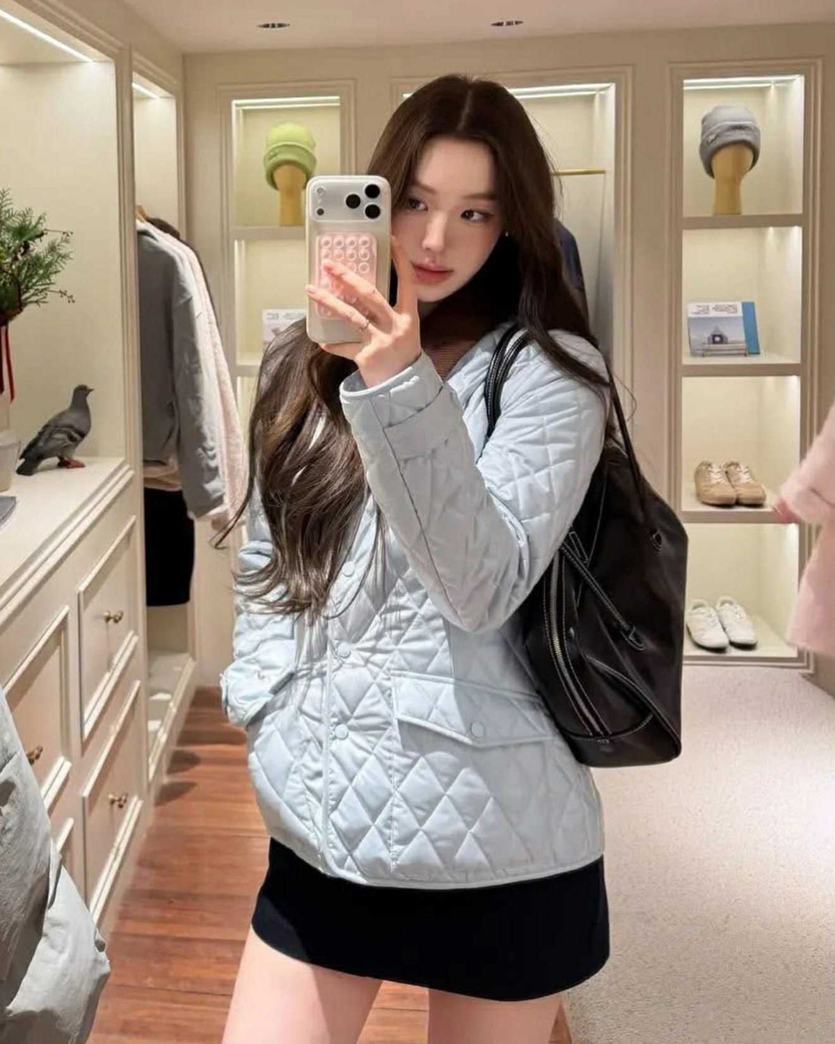 Hàng loạt thương hiệu thời trang cho ra mắt các mẫu áo phao chần trám chinh phục phái đẹp bằng phom dáng gọn gàng, màu sắc trang nhã.