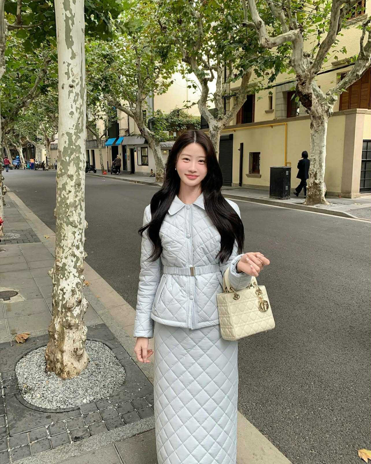 Điểm dễ nhận thấy nhất của mốt áo phao tiểu thư là phom dáng may chỉn chu. Thay vì dáng oversized, các thiết kế phao dáng ngắn hoặc dáng lửng, có chiết eo nhẹ, đường trần quả trám hoặc họa tiết chần bông giúp tổng thể trông gọn gàng, tôn dáng.