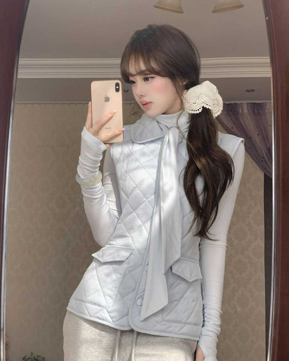 Xu hướng áo gilet phao chần trám đặc biệt thịnh hành năm nay. Kết hợp cùng những mẫu áo giữ nhiệt tôn dáng, thiết kế gợi đến hình ảnh những cô nữ sinh con nhà giàu.