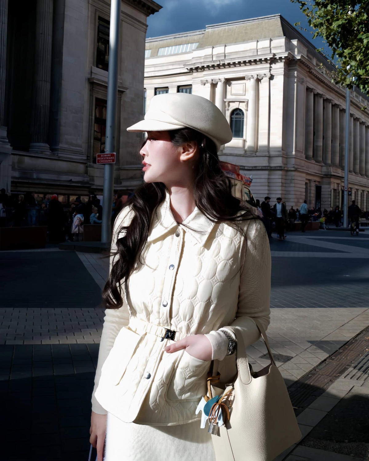 Áo phao phong cách tiểu thư tài phiệt thường được phối cùng chân váy ngắn, quần cùng tông màu. Phụ kiện đi kèm cũng đóng vai trò quan trọng: mũ beret, túi xách da trơn phom cứng, giày búp bê hoặc ankle boots mũi tròn giúp hoàn thiện vẻ ngoài sang trọng nhưng không quá kiểu cách.