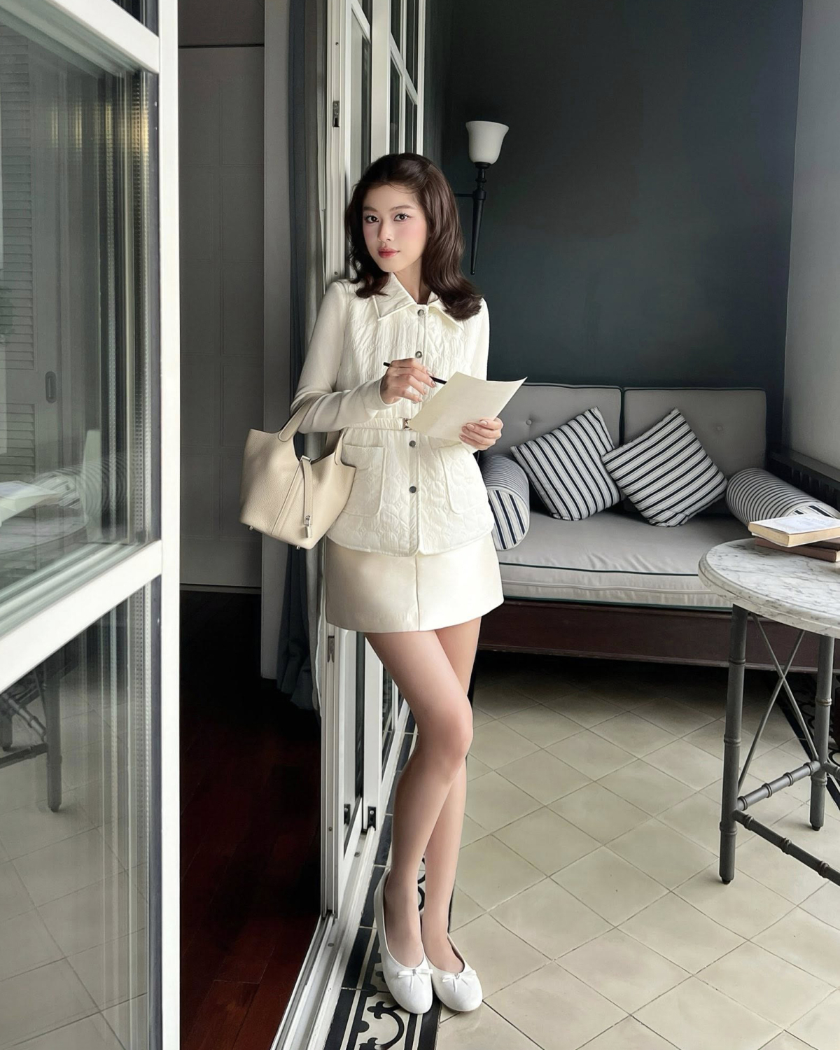 Nhiều local brand Việt Nam bắt sóng xu hướng áo phao, áo gilet phao chần trám hot trend năm nay với những thiết kế đi kèm thắt lưng tạo dáng peplum thon gọn.