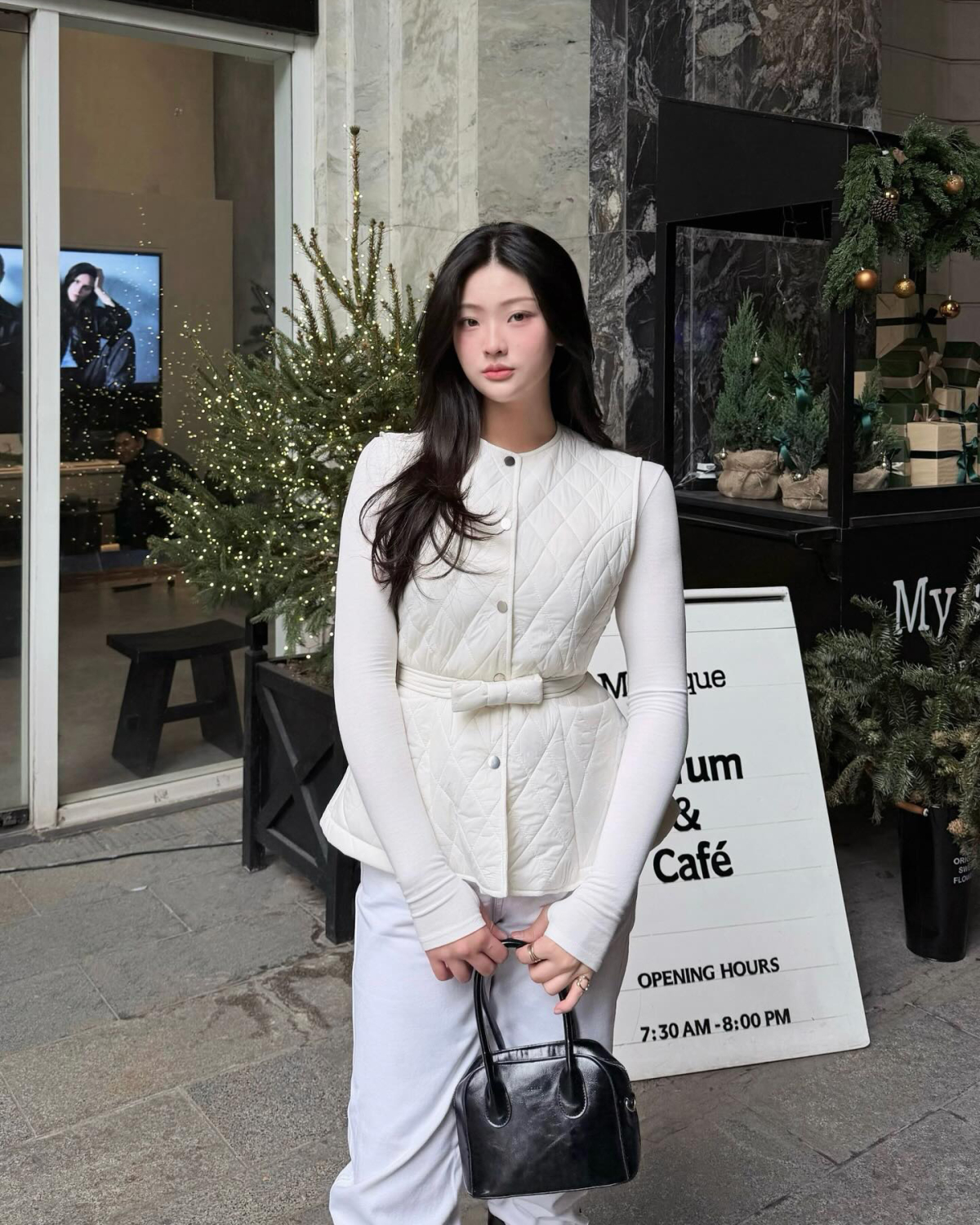 Áo phao không còn chỉ là trang phục chống rét, mà trở thành tuyên ngôn phong cách của những cô gái chuộng vẻ đẹp cổ điển.