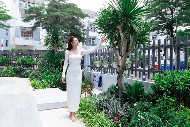 Ngôi nhà được bao quanh bởi sân vườn xanh mát. Dù chỉ ưu tiên sử dụng những tông màu đơn giản như đen và trắng, song căn biệt thự của Lan Ngọc vẫn toát lên sự sang trọng vượt trội, đủ khiến nhiều người phải trầm trồ không ngớt.