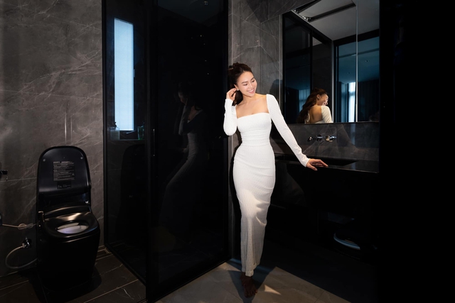 Nội thất được nữ diễn viên đầu tư chỉn chu từng chút một. Phòng vệ sinh với tông chủ đạo là tối màu. Các thiết kế tối giản, không chi tiết thừa nhưng mang lại cảm giác dễ chịu cho người dùng.