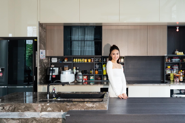 Gian bếp của biệt thự có diện tích khá rộng, đầy đủ thiết bị hiện đại phục vụ cho việc nấu ăn và tổ chức những bữa tiệc thân mật.