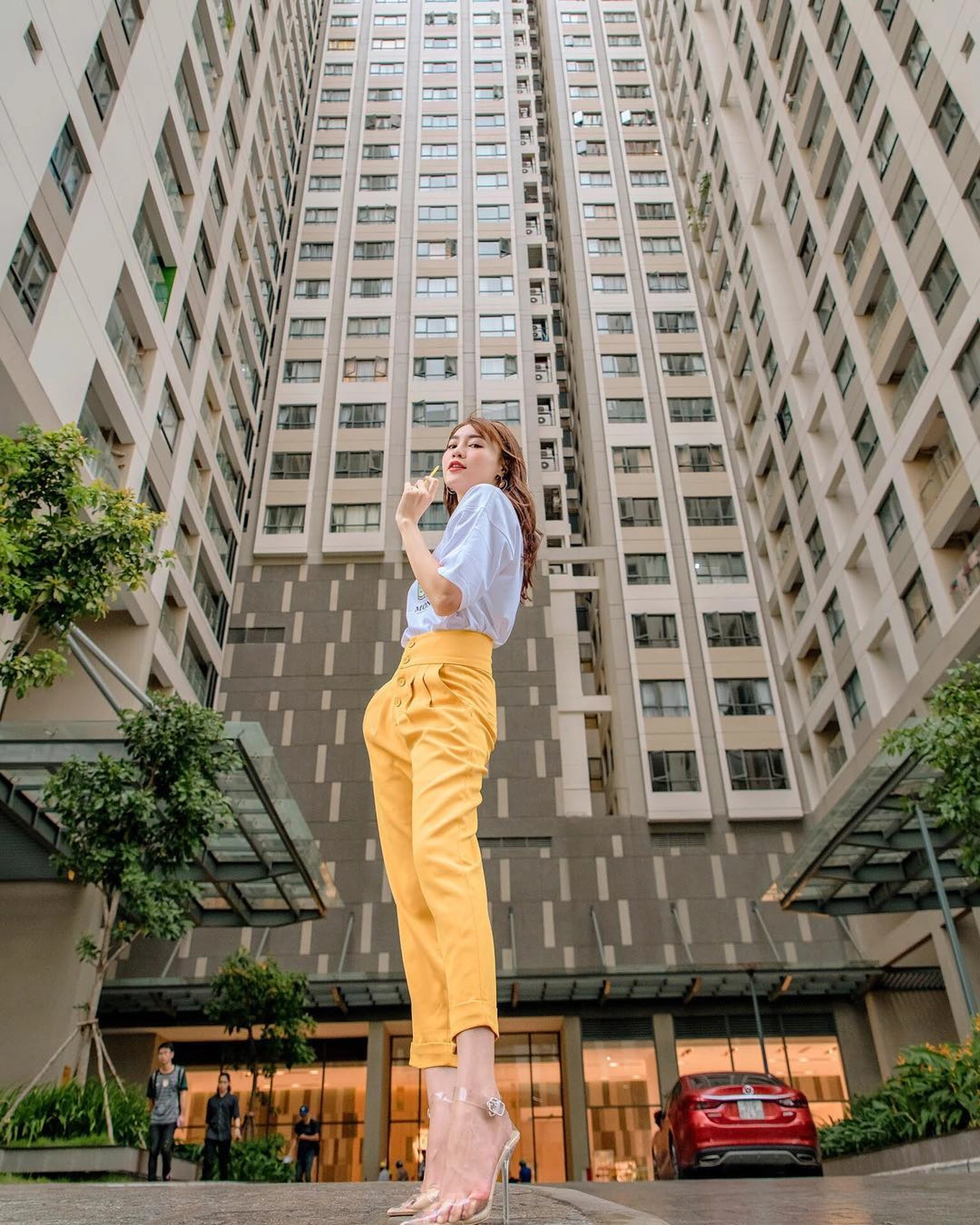 Ngoài căn biệt thự hào nhoáng này, nữ diễn viên còn sở hữu 2 căn hộ ở TP.HCM. Từ những hình ảnh được mỹ nhân Cà Mau đăng tải, có thể thấy căn chung cư khá rộng rãi, ấm cúng, đầy đủ tiện nghi nhưng không quá cầu kỳ, sang trọng.