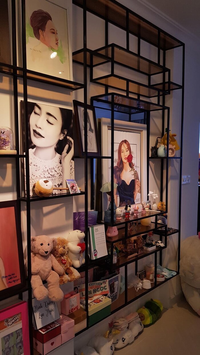 Rất nhiều gấu bông đáng yêu được trang trí trong phòng.